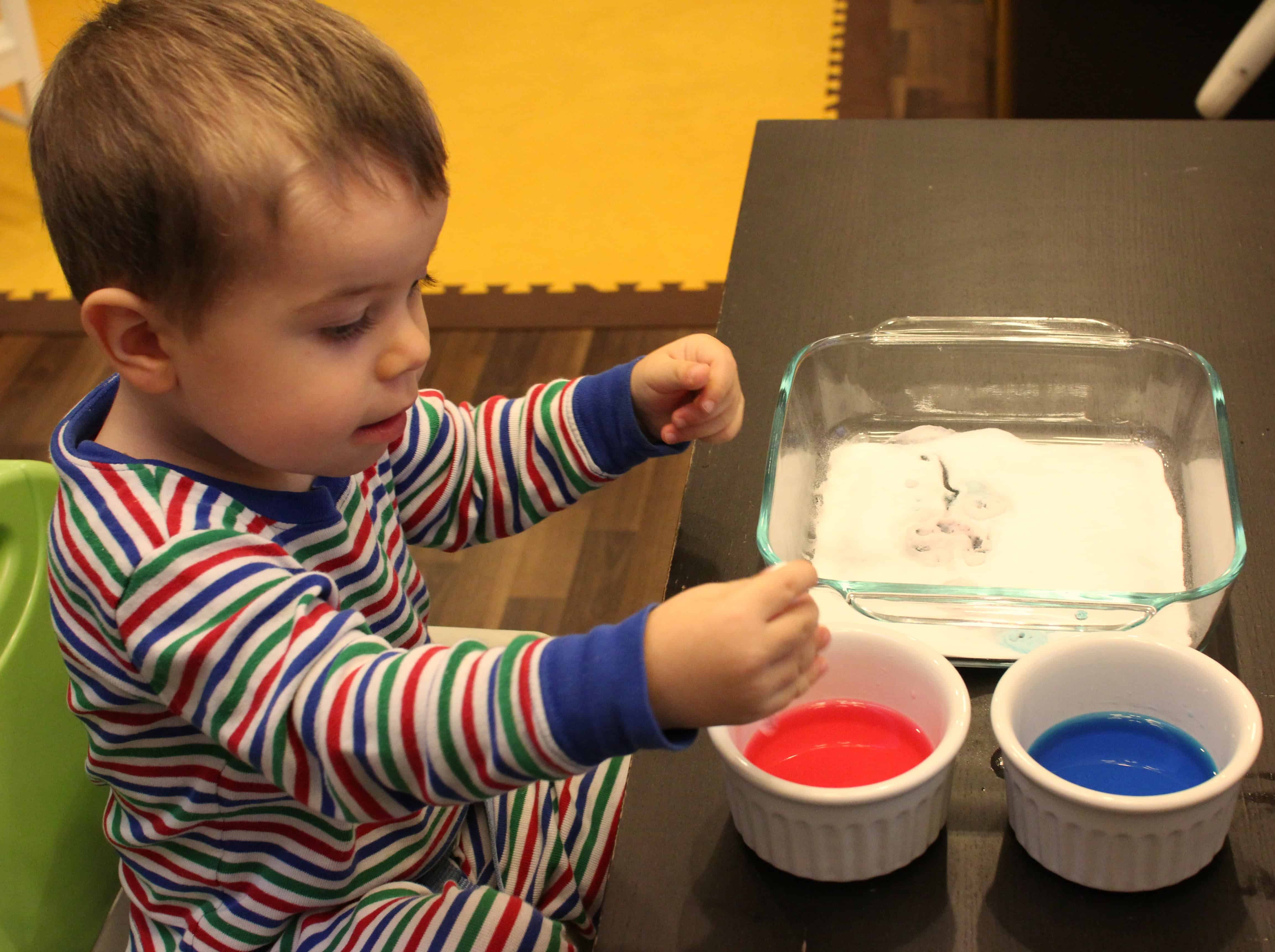 “Painting” with Vinegar and Baking Soda {Toddler Sensory Play}