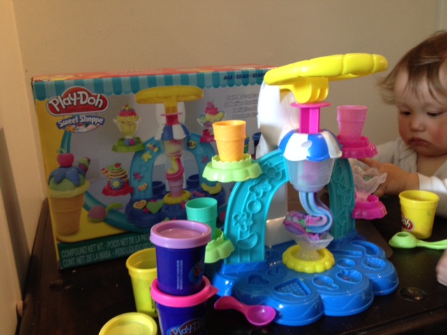 Play-Doh Sweet Shoppe Swirl and Scoop Ice Cream Playset {Review ...