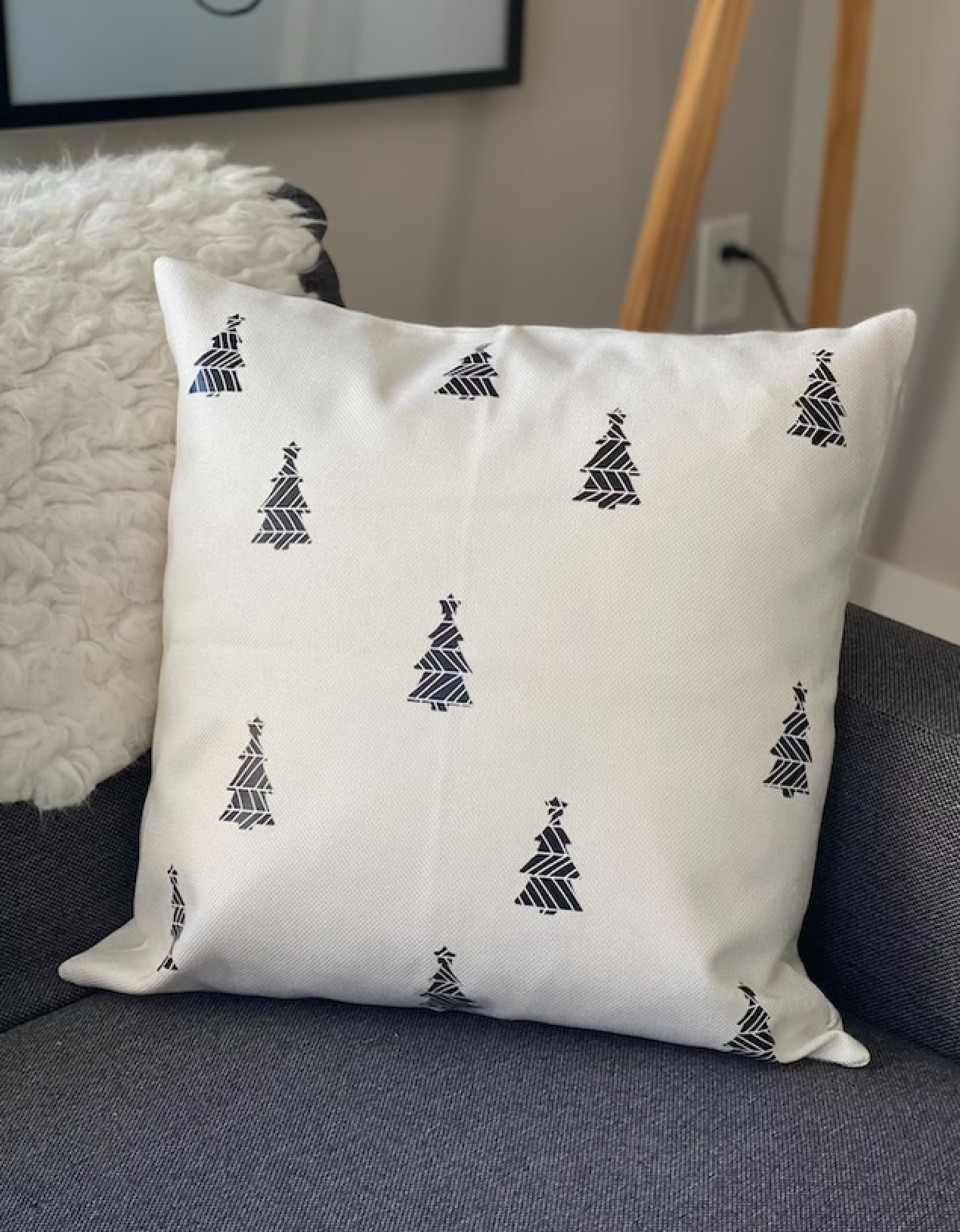 How to Paint a Christmas Pillow