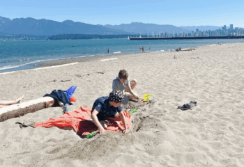 Beach Bag Checklist: What I Always Pack (and What I Don’t Anymore)